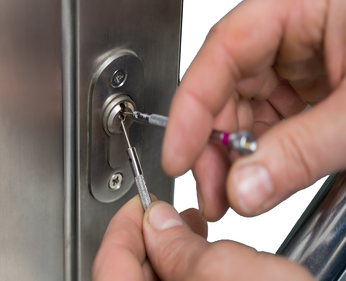 lockpicker-fixing-door-handle-at-home